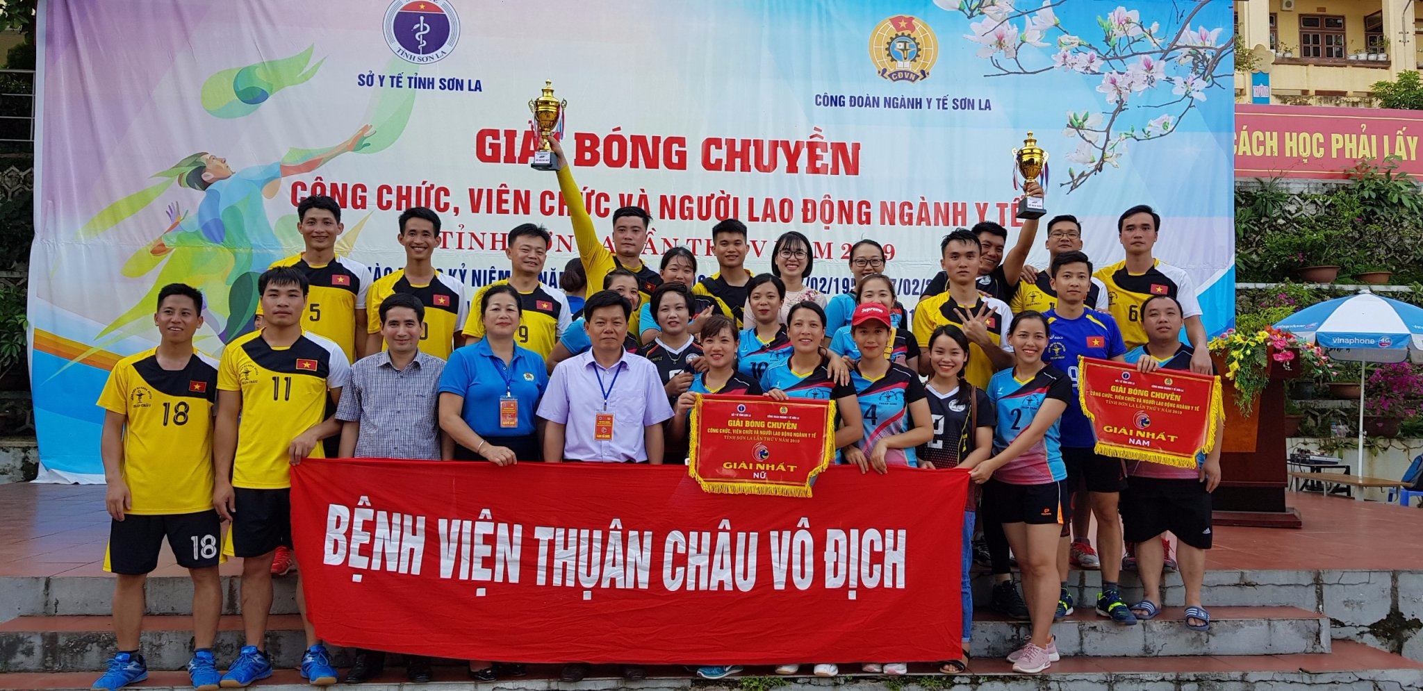 Đoàn vận động viên Bệnh viện Đa khoa huyện Thuận Châu đã đoạt chức vô địch giải bóng chuyền CNVCLĐ ngành Y tế Sơn La.