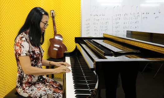 Bà Đào Thị Thư (61 tuổi) có đam mê với âm nhạc. Bà vừa đăng ký vào ngành Piano của Khoa Nghệ thuật Trường ĐH Văn Hiến . Ảnh: Anh Nhàn