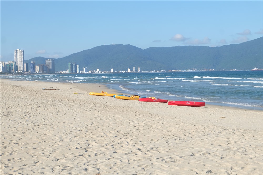 Nhiều dự án khu nghỉ dưỡng ven biển thi công nhiều hạng mục, công trình vi phạm quy hoạch vệt 50m bãi cát công cộng dọc bờ biển. ảnh: H.V