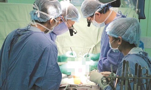 Các bác sĩ tiến hành phẫu thuật cứu sống mẹ con sản phụ bị bóc tách động mạch chủ. Ảnh: Kim Đồng