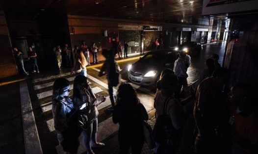 Thủ đô Caracas chìm trong bóng tối. Ảnh: AFP