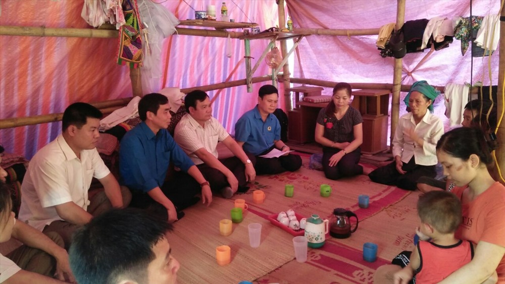 Đồng chí Lường Minh Xuấn - Phó chủ tịch LĐLĐ tỉnh Sơn La - và đoàn công tác động viên đoàn viên bị cháy nhà do hỏa hoạn.