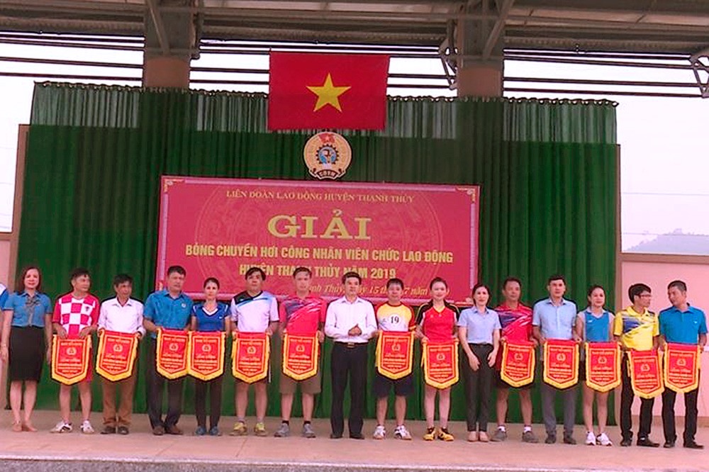 Đồng chí Nguyễn Văn Cường - Phó Bí thư Thường trực Huyện ủy, lãnh đạo LĐLĐ tỉnh, Ban Dân vận Huyện ủy trao cờ lưu niệm cho các đội tham gia. Ảnh: P.C