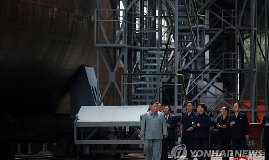 Nhà lãnh đạo Kim Jong-un thị sát tàu ngầm mới của Triều Tiên. Ảnh: KNCA/Yonhap