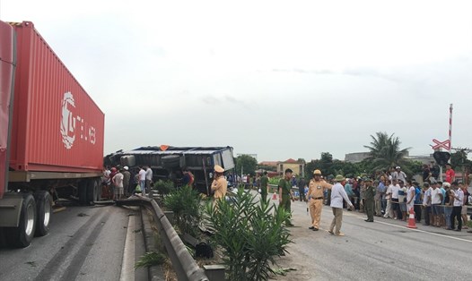 Vụ tai nạn giao thông làm 5 người tử vong tại Quốc lộ 5 - xã Cộng Hòa, Kim Thành, Hải Dương. Ảnh Bùi Tú.