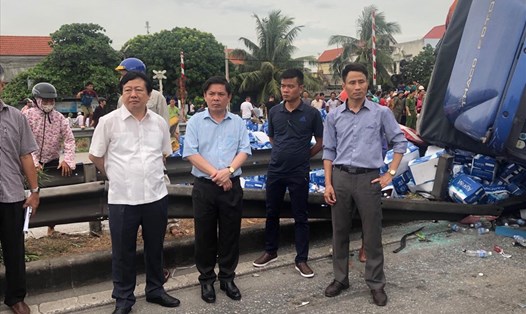 Bộ trưởng Nguyễn Văn Thể ( áo xanh, ở giữa) trực tiếp xuống hiện trường vụ tai nạn.