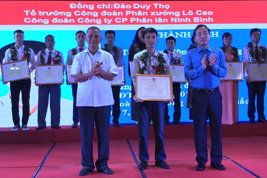 Các Tổ trưởng Công đoàn tiêu biểu của Công đoàn Công nghiệp Hóa chất Việt Nam nhận bằng khen tại lễ tuyên dương. Ảnh: P.V