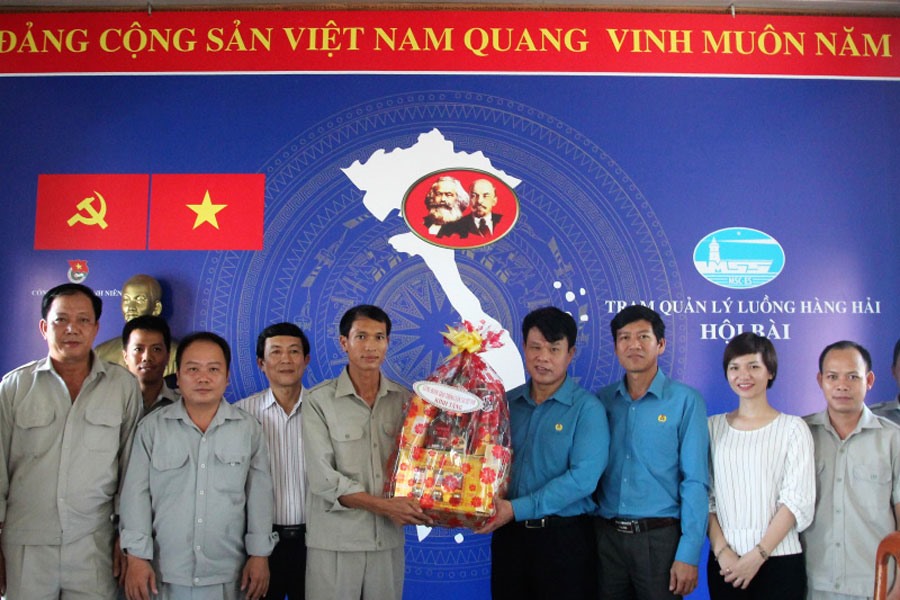 Chủ tịch Công đoàn Giao thông Vận tải Việt Nam Đỗ Nga Việt (thứ 4 từ phải sang) trao quà, động viên đoàn viên, người lao động. Ảnh: H.A