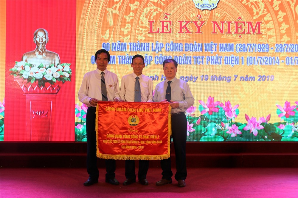 Công đoàn Tổng công ty nhận Cờ thi đua của Công đoàn Điện lực Việt Nam tặng nhân kỷ niệm 5 năm ngày thành lập. Ảnh: K.C