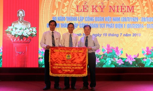 Công đoàn Tổng công ty nhận Cờ thi đua của Công đoàn Điện lực Việt Nam tặng nhân kỷ niệm 5 năm ngày thành lập. Ảnh: K.C