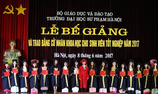 GS Nguyễn Văn Minh - Hiệu trưởng nhà trường trao bằng tốt nghiệp cho sinh viên khoá 63 có thành tích học tập xuất sắc. Sinh viên H.V.N cũng từng được vinh danh trong dịp này. Ảnh: HNUE