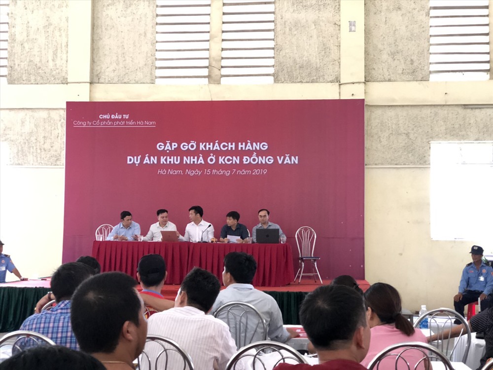 Quang cảnh buổi gặp gỡ khách hàng dự án khu nhà ở KCN Đồng Văn. Ảnh: P.V