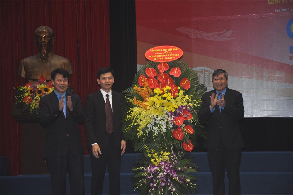 Công đoàn Giao thông Vận tải Việt Nam chúc mừng 90 năm thành lập Công đoàn Việt Nam. Ảnh: Quế Chi