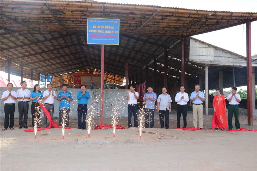 Các đồng chí lãnh đạo tại buổi lễ gắn biển công trình chào mừng Kỷ niệm 90 năm ngày thành lập CĐ Việt Nam (28.7.1929-28.7.2019).