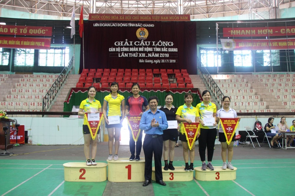 Đồng chí Nguyễn Văn Cảnh, Chủ tịch Liên đoàn Lao động tỉnh trao giải cho các nữ vận động cán bộ công đoàn.