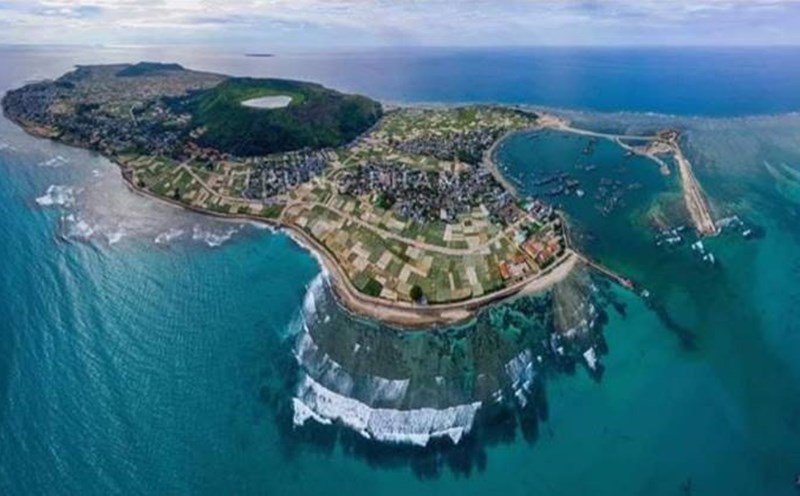 Toàn cảnh đảo Lý Sơn nhìn từ trên cao (ảnh DL76)