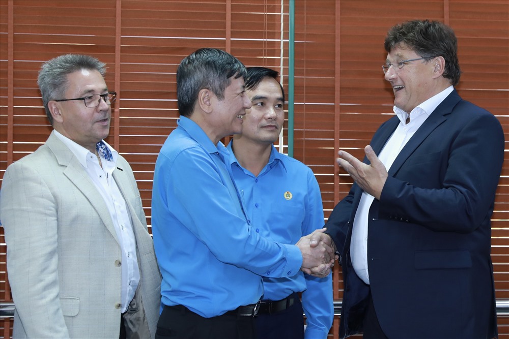 Phó Chủ tịch Thường trực Tổng LĐLĐVN Trần Thanh Hải (thứ 2 từ trái sang) trao đổi với Chủ tịch Công đoàn Công nghiệp Áo Rainer Wimmer. Ảnh: Hải Nguyễn.