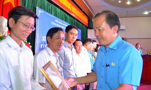 Phó Chủ tịch LĐLĐ tỉnh kiêm Chủ tịch Công đoàn Khu Kinh tế Bình Định Lê Từ Bình trao thưởng cho các đơn vị xuất sắc.