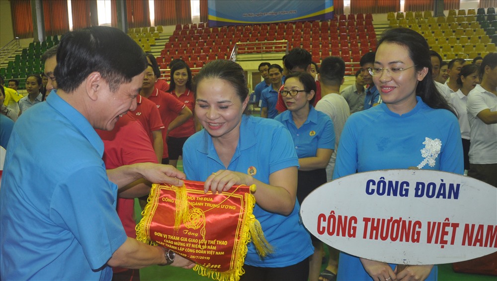Đồng chí Bùi Văn Cường, Ủy viên Trung ương Đảng, Chủ tịch Tổng Liên đoàn Lao động Việt Nam, Bí thư Tỉnh ủy Đắk Lắk trao cờ lưu niệm cho các đội. Ảnh: Quế Chi