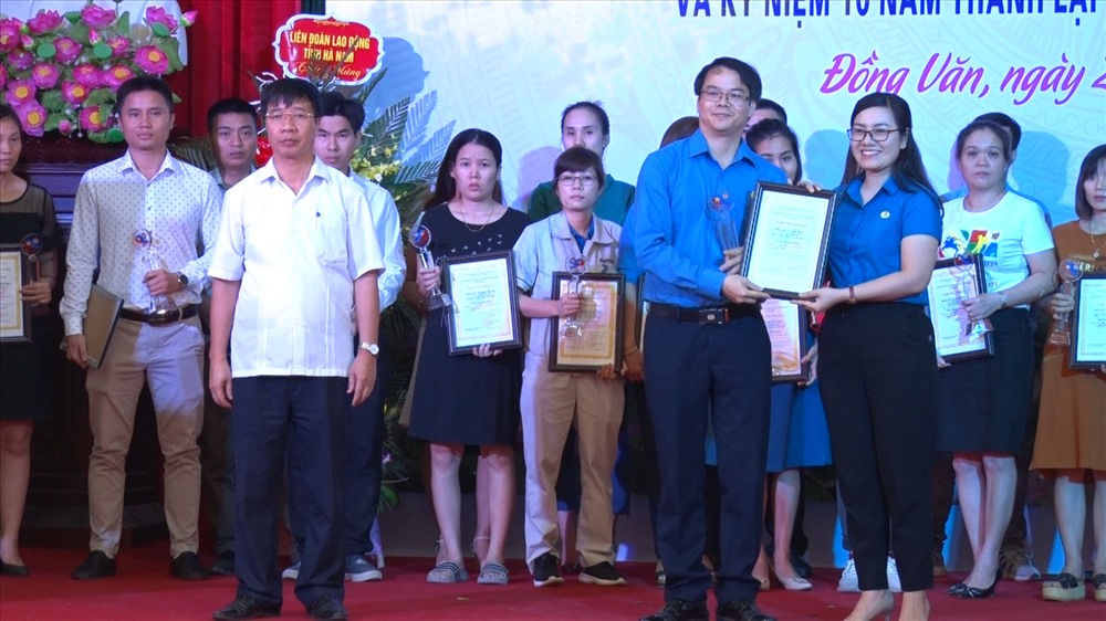 45 cán bộ công đoàn cơ sở tiêu biểu được biểu dương và nhận giấy khen của LĐLĐ tỉnh.