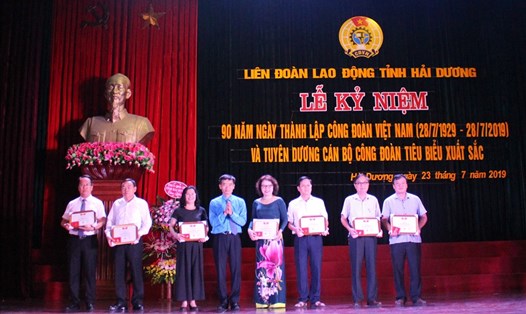 Phó Chủ tịch Tổng LĐLĐVN Trần Văn Thuật tặng bằng khen cho các cán bộ công đoàn tiêu biểu. Ảnh: D.T