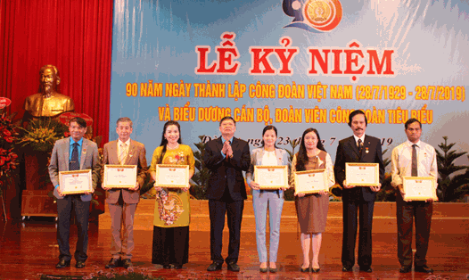Đồng chí Phan Văn Anh - Phó Chủ tịch Tổng LĐLĐ VN tặng Kỷ niệm chương cho các cá nhân có nhiều đóng góp cho sự nghiệp công đoàn. Ảnh: T.Vũ