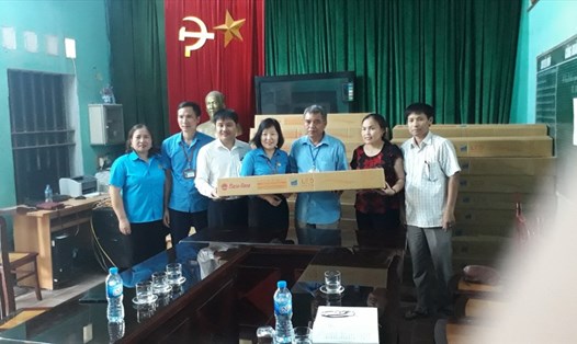 Lãnh đạo LĐLĐ tỉnh Bắc Ninh và đại diện Cty CP Bóng đèn phích nước Rạng Đông trao đèn chiếu sáng phòng học cho Trường Tiểu học thị trấn Hồ số 1. Ảnh: P.V