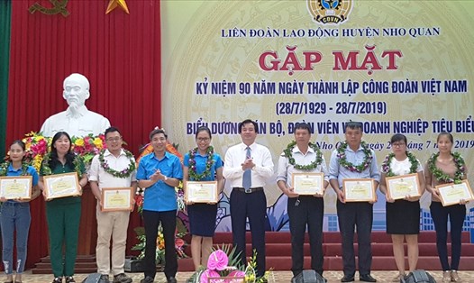 Đại diện lãnh đạo LĐLĐ tỉnh Ninh Bình và lãnh đạo huyện Nho Quan tặng giấy khen biểu dương các doanh nghiệp tiêu biểu. Ảnh: NT