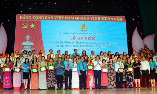 Lễ tôn vinh công nhân, viên chức, lao động, chủ tịch công đoàn cơ sở tiêu biểu do LĐLĐ TP. Thái Nguyên tổ chức dịp 90 năm Công đoàn Việt Nam.