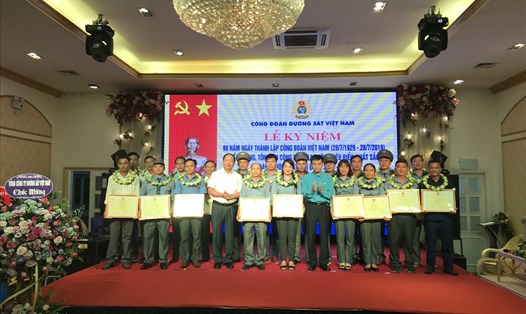 Các đồng chí Trần Văn Thuật và Vũ Anh Minh trao thưởng cho các CNLĐ tiêu biểu