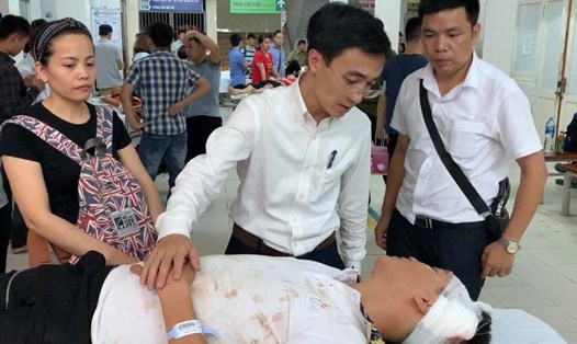 Bí thư Thành đoàn Hải Phòng Đào Phú Thùy Dương động viên các nạn nhân bị thương tại Bệnh viện - ảnh CTV