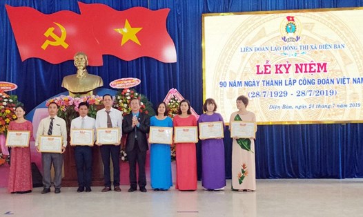 Phó Chủ tịch Thường trực LĐLĐ tỉnh Quáng Nam Phan Minh Á (đứng giữa) tặng bằng khen cho các đơn vị