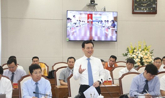 Bộ trưởng Bộ Thông tin và Truyền thông Nguyễn Mạnh Hùng tại buổi làm việc với tỉnh Quảng Ninh. Ảnh: BQN