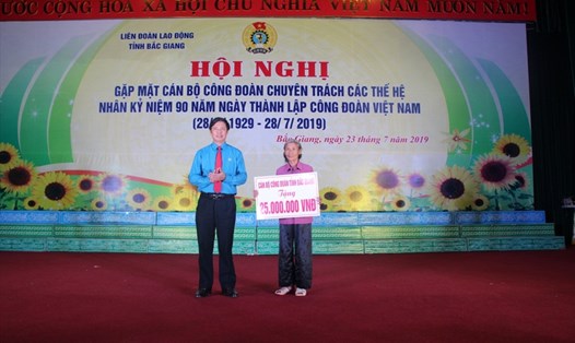 Chủ tịch Liên đoàn Lao động tỉnh Bắc Giang Nguyễn Văn Cảnh,  trao kinh phí hỗ trợ cho bà Lương Thị Bẩy, nguyên là cán bộ công đoàn chuyên trách có hoàn cảnh khó khăn.