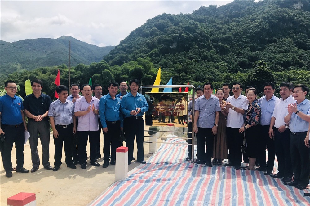 Các đại biểu khai trương công trình cầu Thôn Sát, công trình chào mừng 90 năm Ngày thành lập Công đoàn Việt Nam. Ảnh: T.Q