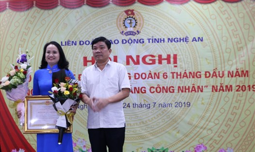 Trao tặng Huân chương Lao động hạng Ba cho đồng chí Nguyễn Thị Hoài. Ảnh: PV