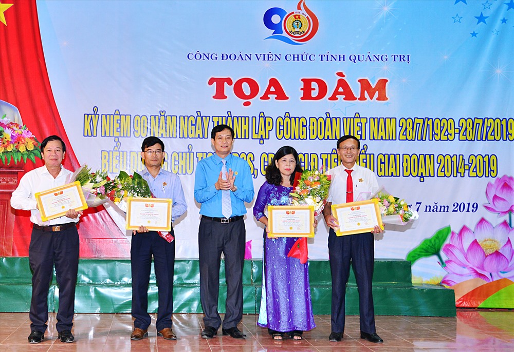 Trao kỷ niệm chương cho các cá nhân. Ảnh: TH