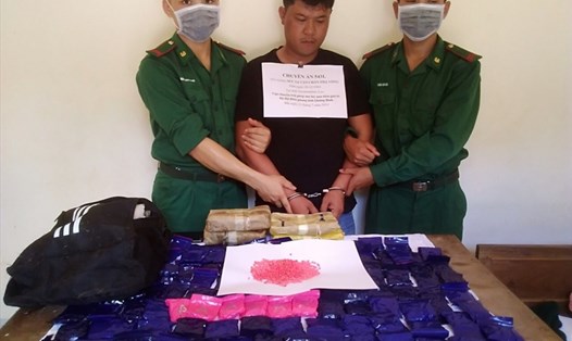 Đối tượng người Lào bị bắt giữ cùng tang vật vụ án. Ảnh: BĐBP cung cấp