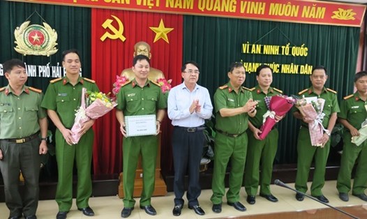 Phó Chủ tịch UBND thành phố Lê Khắc Nam và lãnh đạo Công an thành phố trao thưởng cho các tập thể tham gia Chuyên án 719T. Ảnh: V.H.N.