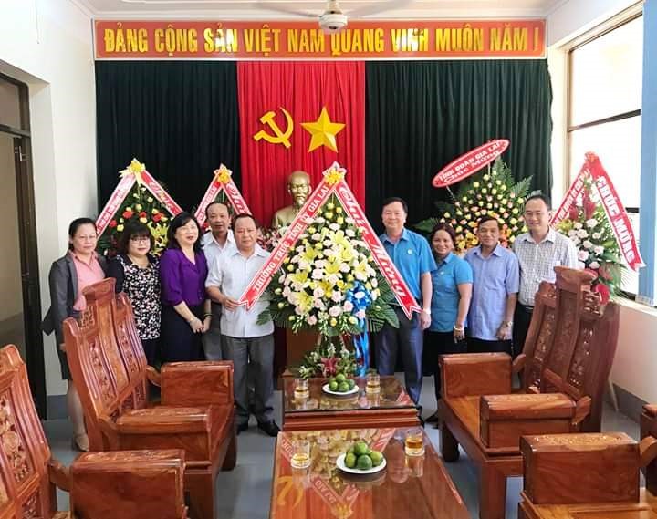 Phó Bí thư Tỉnh ủy Gia Lai - ông Châu Ngọc Tuấn (áo trắng, hàng đầu) đến thăm LĐLĐ tỉnh Gia Lai, nhân ngày thành lập Công đoàn Việt Nam. Ảnh Trang Nguyễn