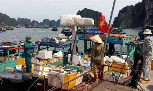 Đoàn thuyền vớt rác trên vịnh Hạ Long cập bến. Ảnh: Nguyễn Hùng