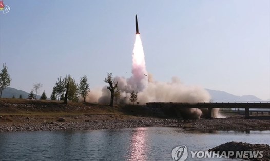 Tên lửa tầm ngắn được phóng từ một địa điểm chưa xác định do đài truyền hình nhà nước Triều Tiên công bố ngày 9.5.2019. Ảnh: Yonhap.