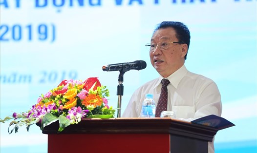Giáo sư, Tiến sĩ Phùng Hữu Phú, nguyên Ủy viên Trung ương Đảng, Phó Chủ tịch Thường trực Hội đồng Lý luận Trung ương phát biểu tại Hội thảo. Ảnh: Sơn Tùng