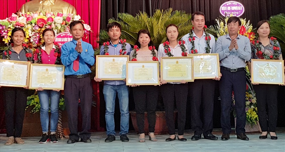 Đại diện lãnh đạo huyện Hoa Lư và LĐLĐ huyện tặng giấy khen cho các CNLĐ tiêu biểu. Ảnh: NT