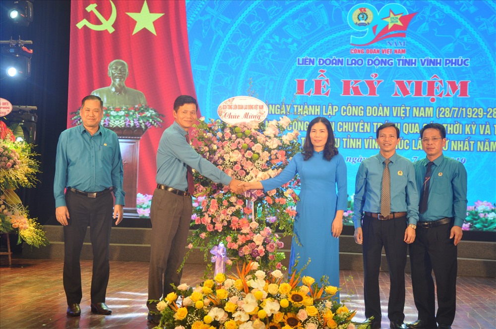 Các đồng chí Nguyễn Ngọc Hiển, Ủy viên Đoàn Chủ tịch Tổng Liên đoàn Lao động Việt Nam, Tổng biên tập Báo Lao Động; Nguyễn Minh Dũng, Ủy viên BCH Tổng LĐLĐVN, Trưởng ban Tài chính Tổng Liên đoàn Lao Động Việt Nam (bên trái) tặng hoa của Ban Chấp hành Tổng LĐLĐVN tới LĐLĐ tỉnh Vĩnh Phúc.