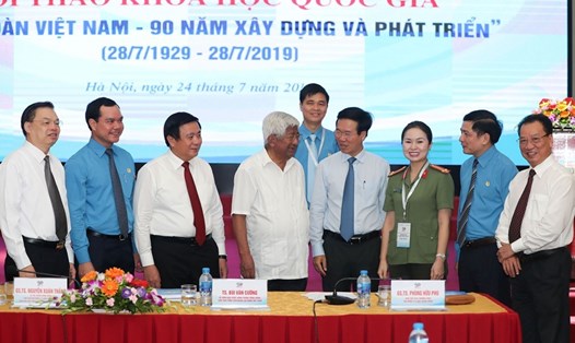 Các đại biểu trao đổi tại Hội thảo Hội thảo khoa học cấp quốc gia “Công đoàn Việt Nam - 90 năm xây dựng và phát triển” sáng 24.7. Ảnh: SƠN TÙNG