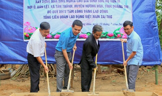 Quỹ XHTT Tấm lòng Vàng Lao Động phối hợp với Ủy ban MTTQVN huyện Hướng Hóa làm lễ khởi công xây dựng nhà tình nghĩa cho ông Hồ Văn Đi.