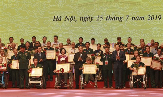 Thủ tướng Chính phủ Nguyễn Xuân Phúc trao bằng khen cho thương binh tiêu biểu. Ảnh Trần Vương