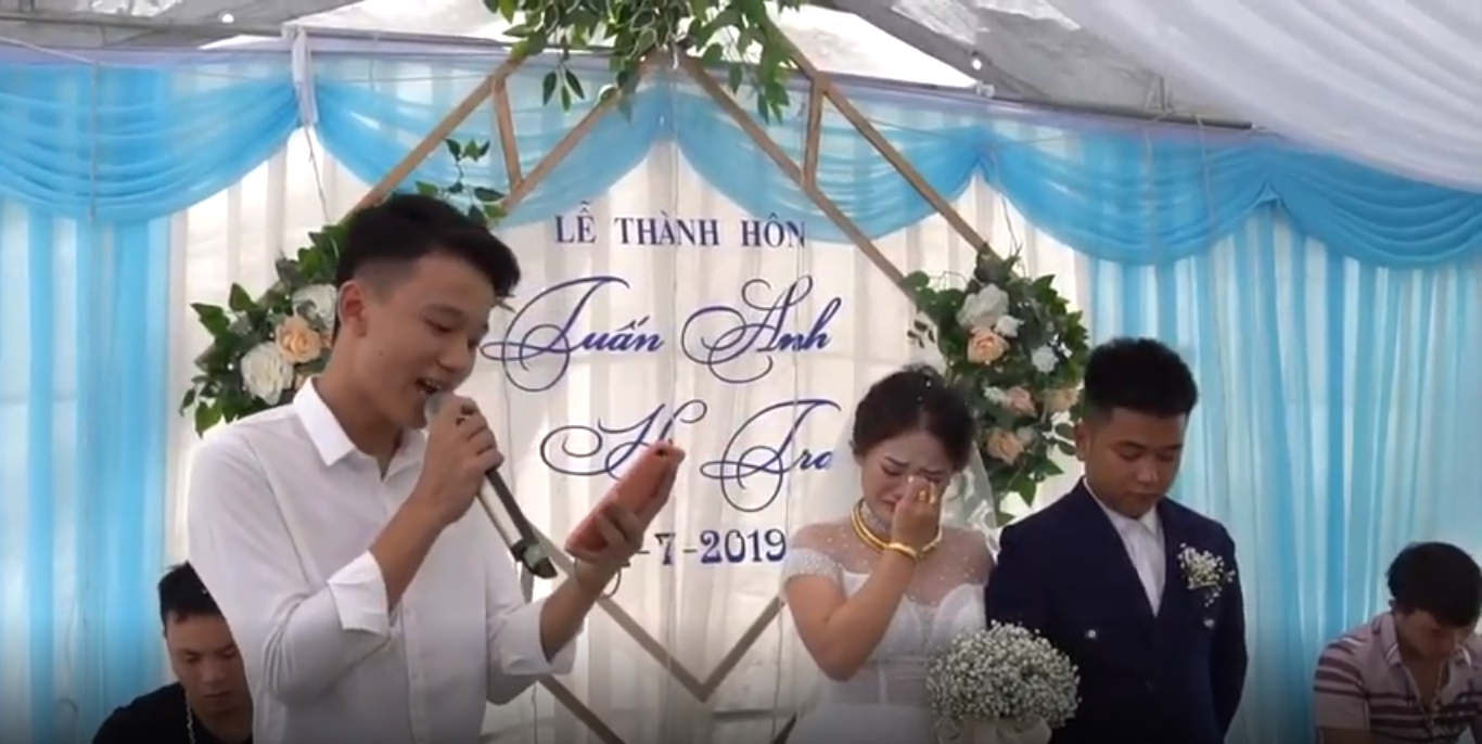Cô dâu khóc nghẹn khi em trai đọc thư bố. Ảnh cắt từ clip