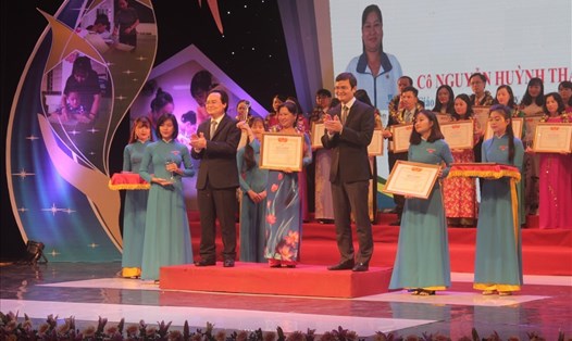 Bộ trưởng Phùng Xuân Nhạ trao tặng bằng khen cho nhà giáo trong chương trình "Chia sẻ cùng thầy cô năm 2018".